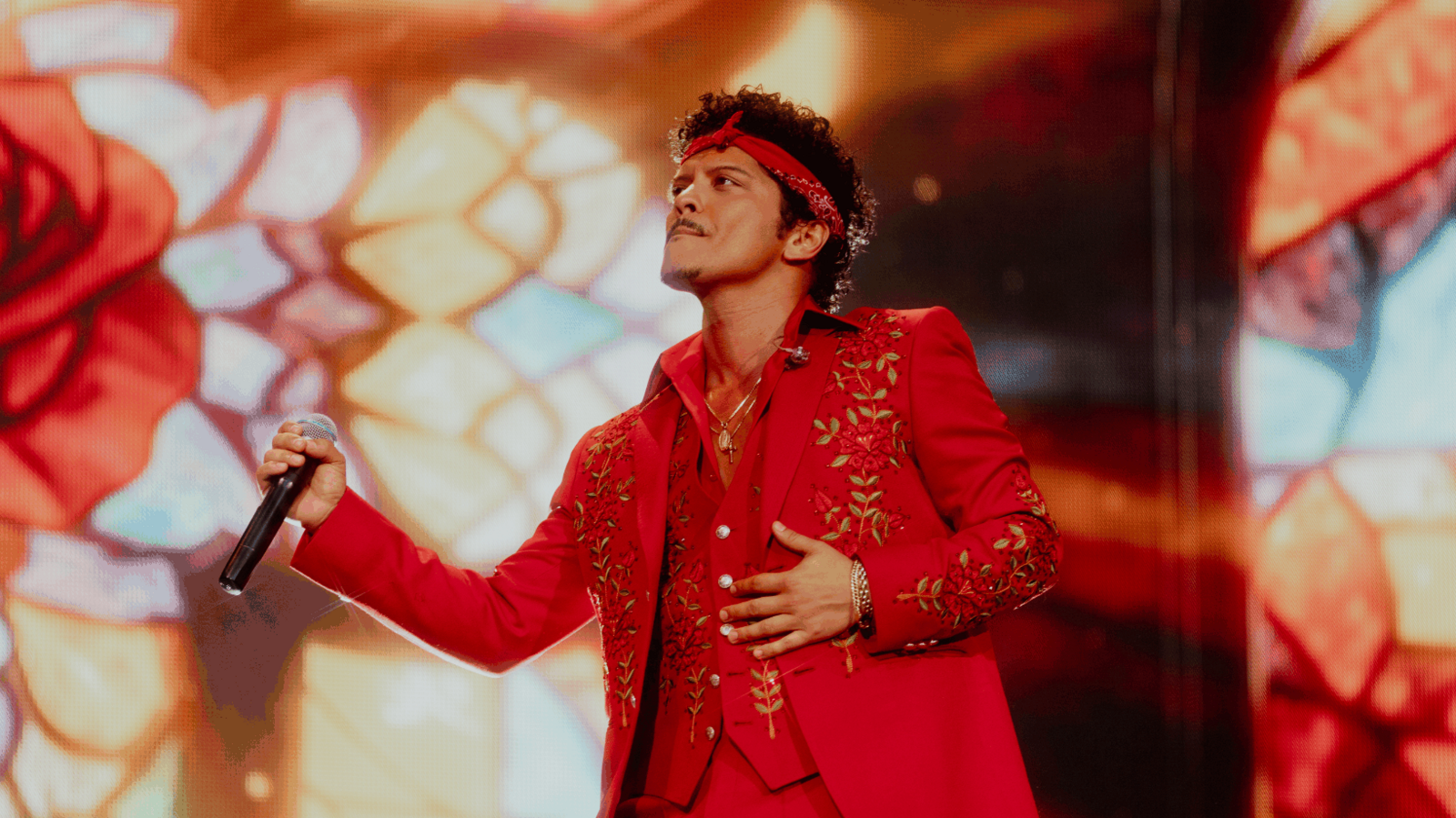 Bruno Mars has an unexpected opening before Wembley party starts