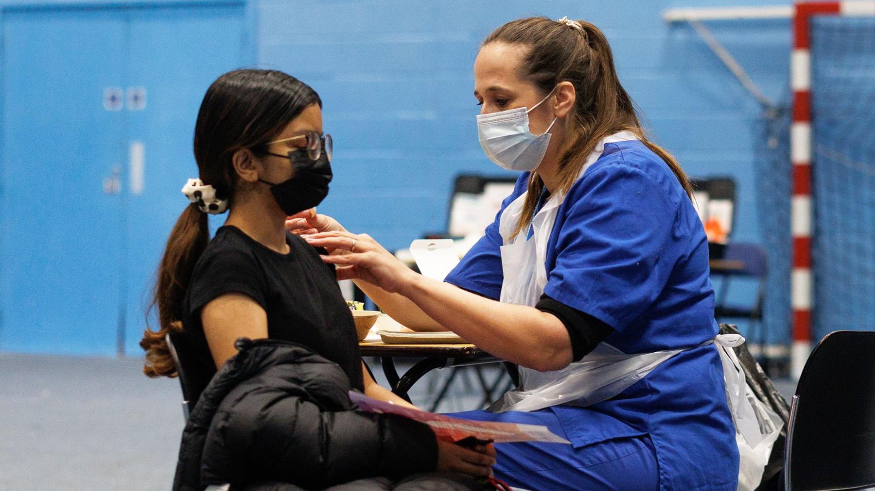Teenagers from 15 should be given free MenB vaccine, say UK experts
