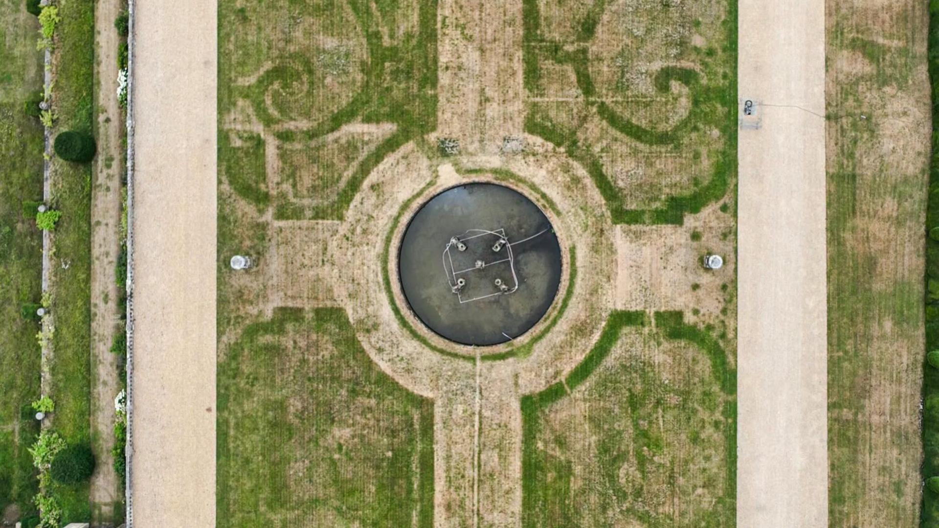 Parched grass reveals ‘lost’ 17th Century garden