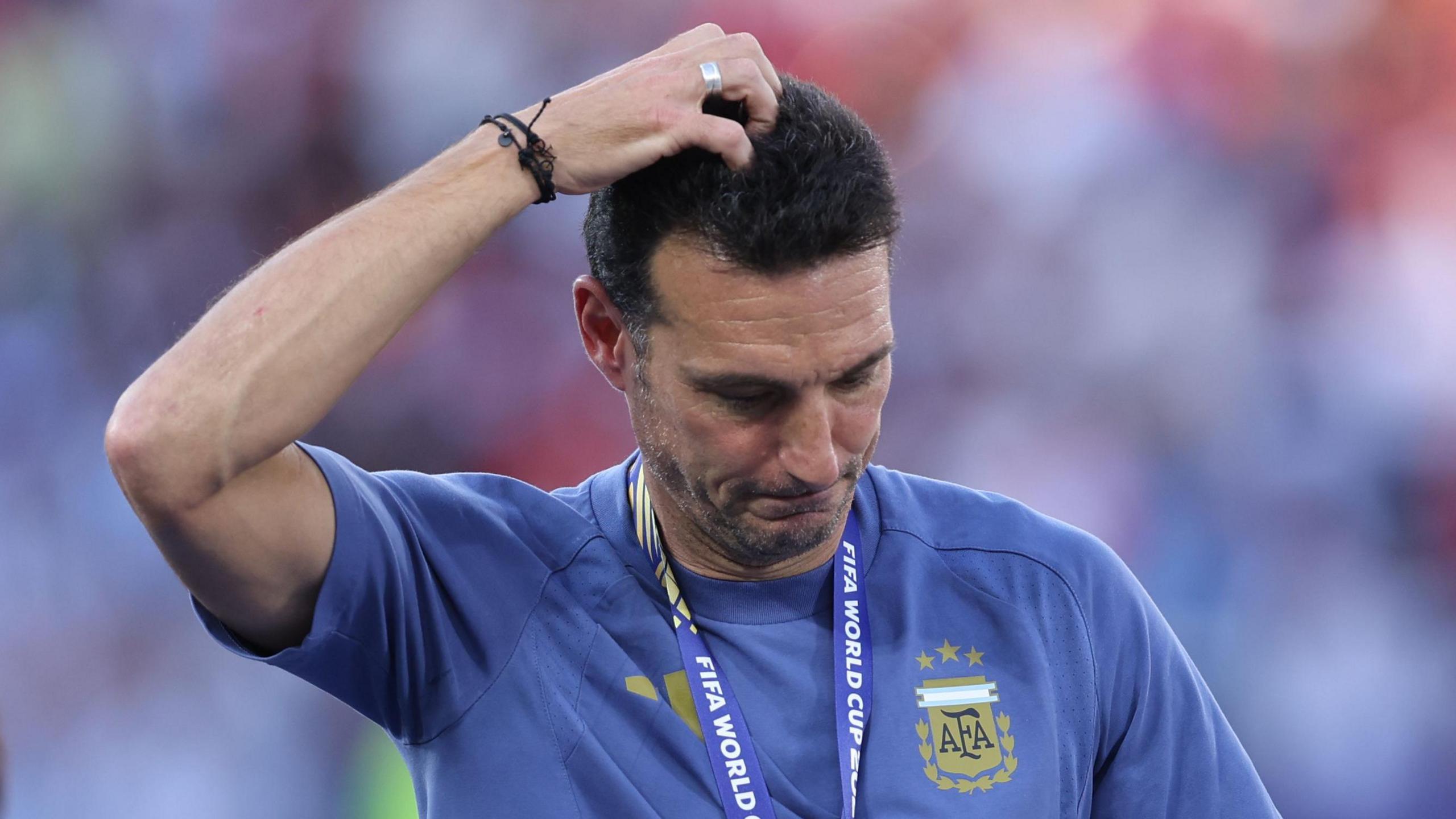 Scaloni leaves news conference in tears talking about his future