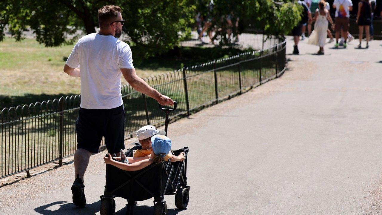UK bakes in 35C highs as heatwave to continue next week