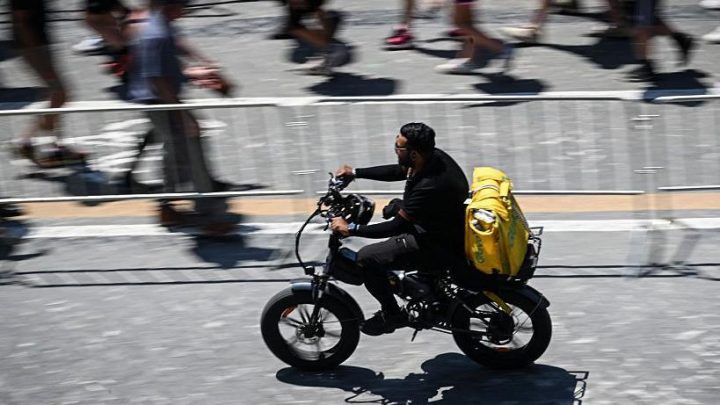 Heatwave prompts Italy’s delivery riders to strike for extra rights