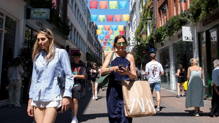UK economy grows but experts warn of challenging months ahead