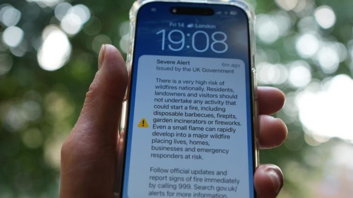 Wildfire phone alert was ‘entirely appropriate’, government says