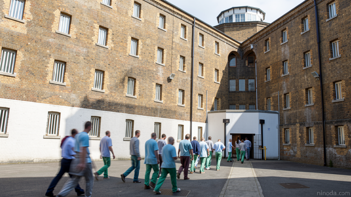 Prisoners freed early are returning to jail at rapid rate, governors tell BBC